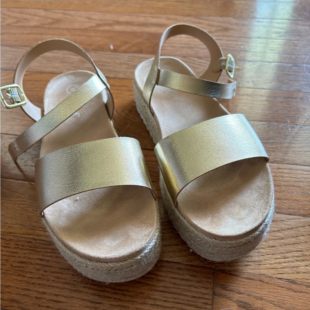 Girls wedge sandals gold.  Size 3
